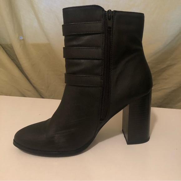 Forever 21 Black chunky heel ankle boot with buckles - Picture 3 of 7